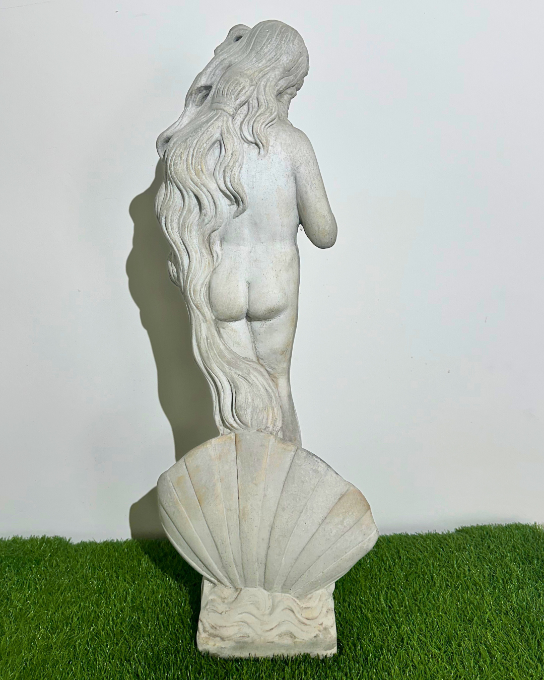 Skulptur „Venus auf der Muschel“ – Göttin der Schönheit für deinen Garten