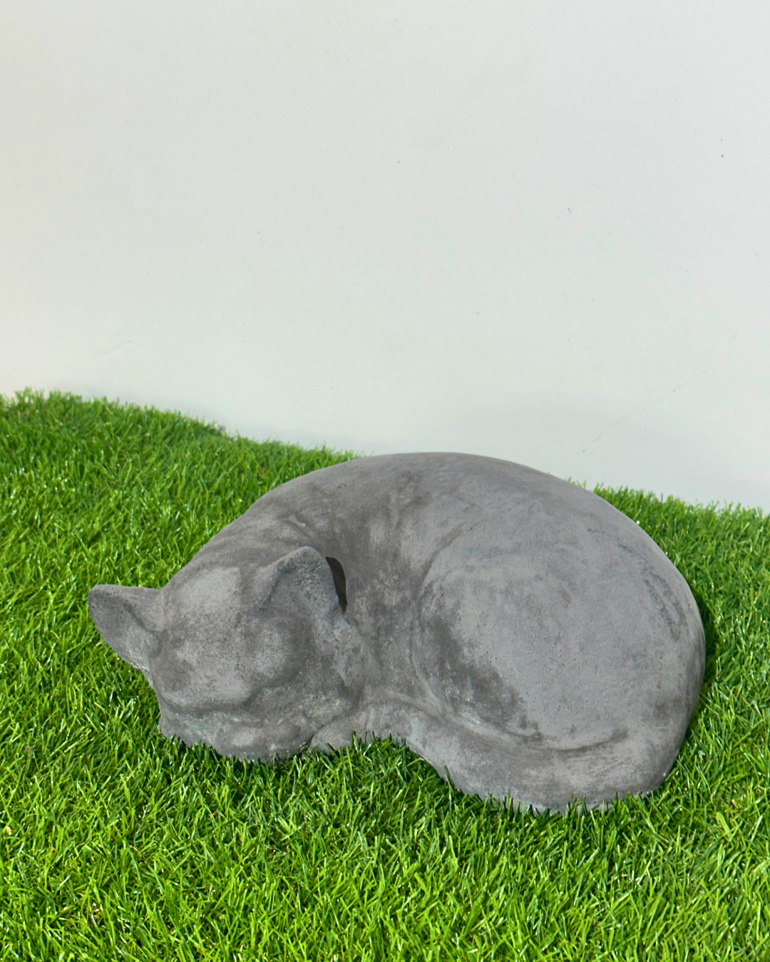 Gartenfigur Katze „Mira" schlafend – Handgefertigte Katzenskulptur aus Beton | Wetterfest | Lumoa