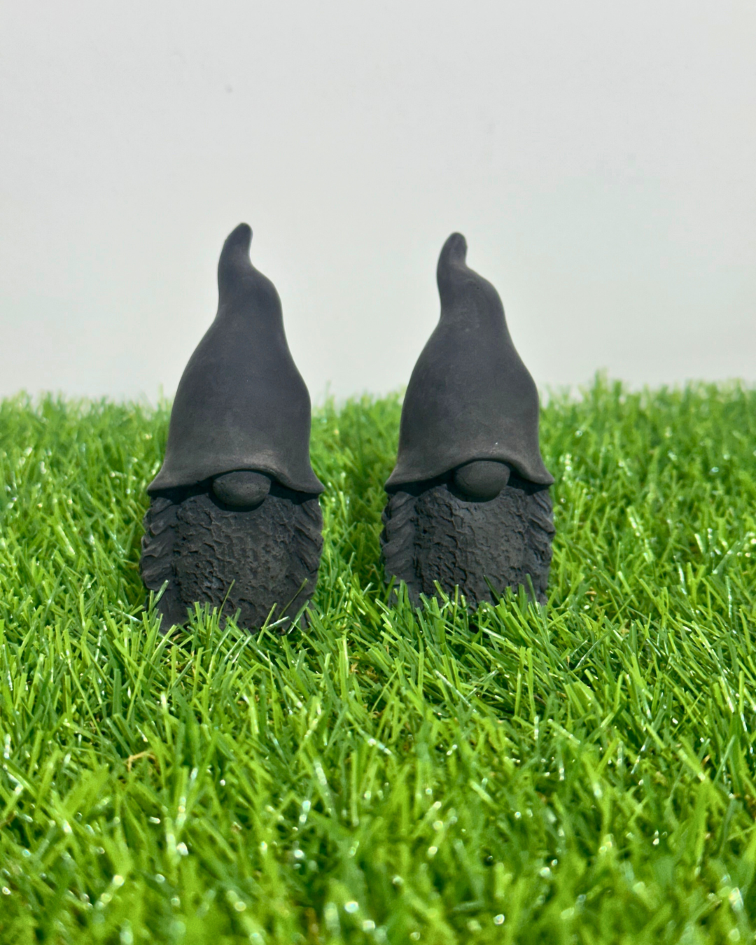 Mini-Wichtel „Finn & Fips“ – Die Hüter der Gemütlichkeit