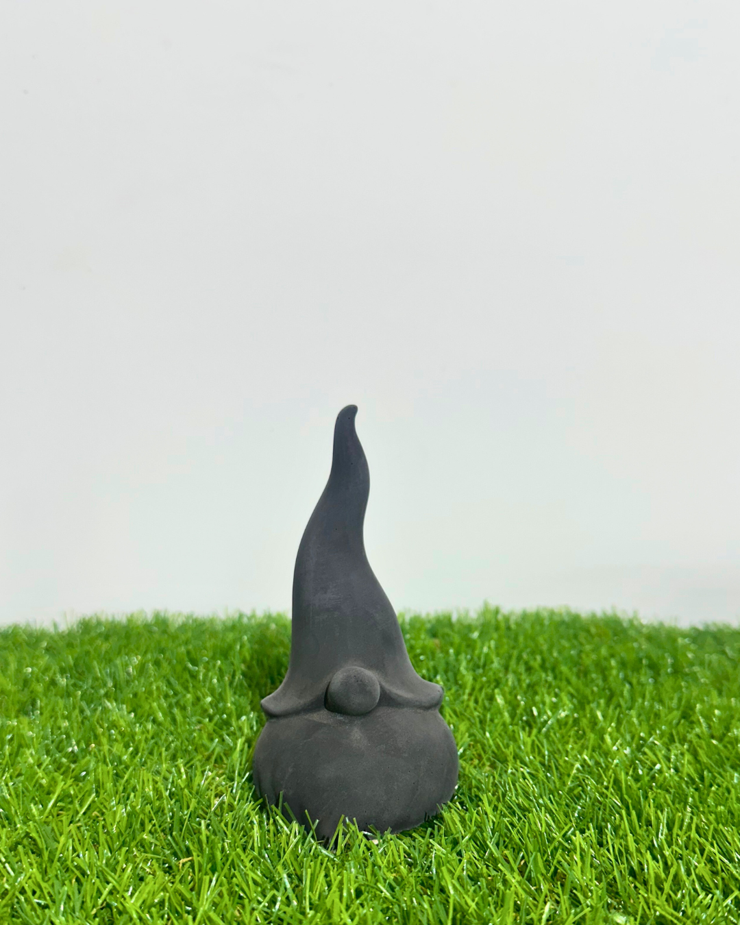 Wichtel „Norri“ – Der stille Charmeur mit Zipfelmütze