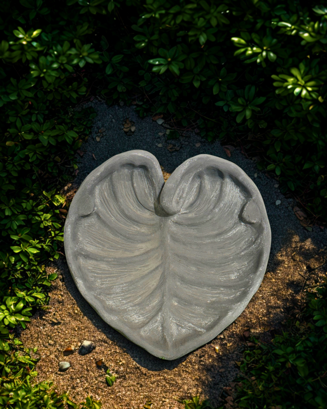 Handgefertigte Vogeltränke Herzform Beton Monstera Design wetterfest Garten