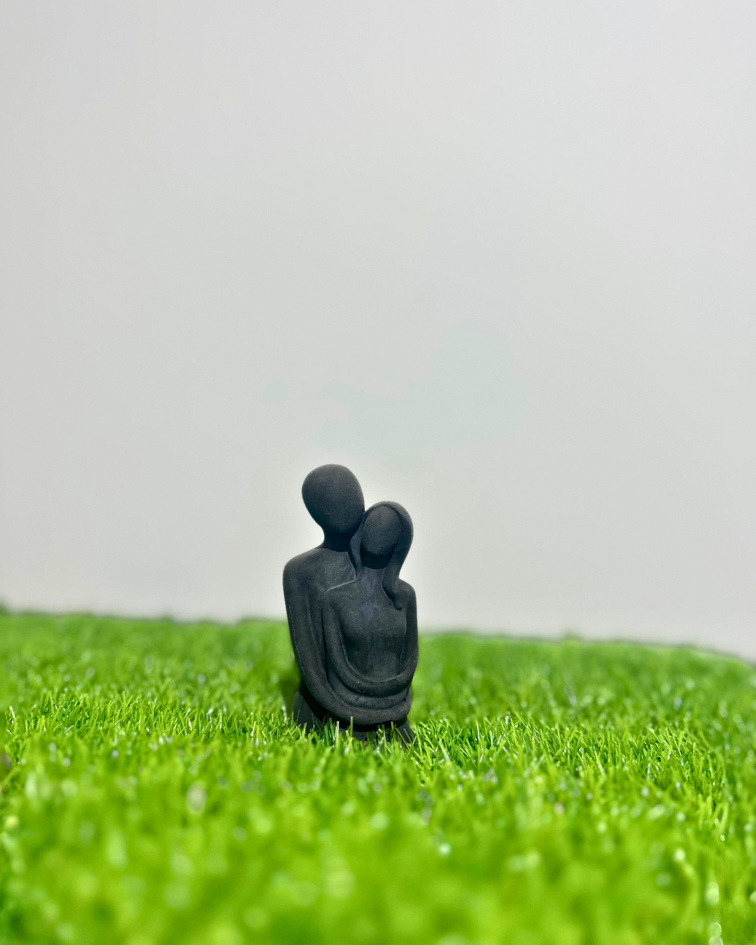 Umarmendes Pärchen - Eine Skulptur der Zweisamkeit