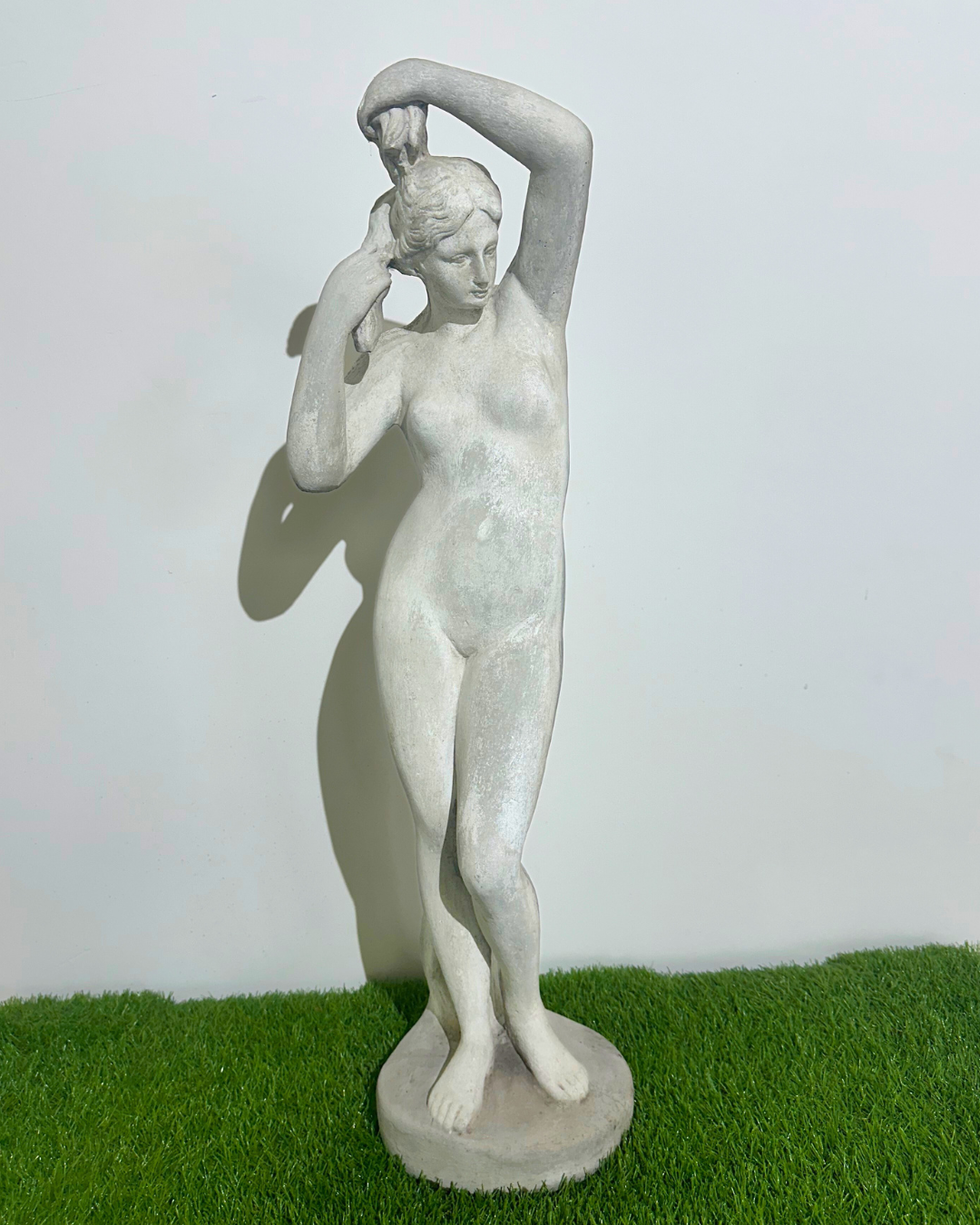 Gartenskulptur „Venus der Stille“ – Zeitlose Eleganz in Stein gemeißelt