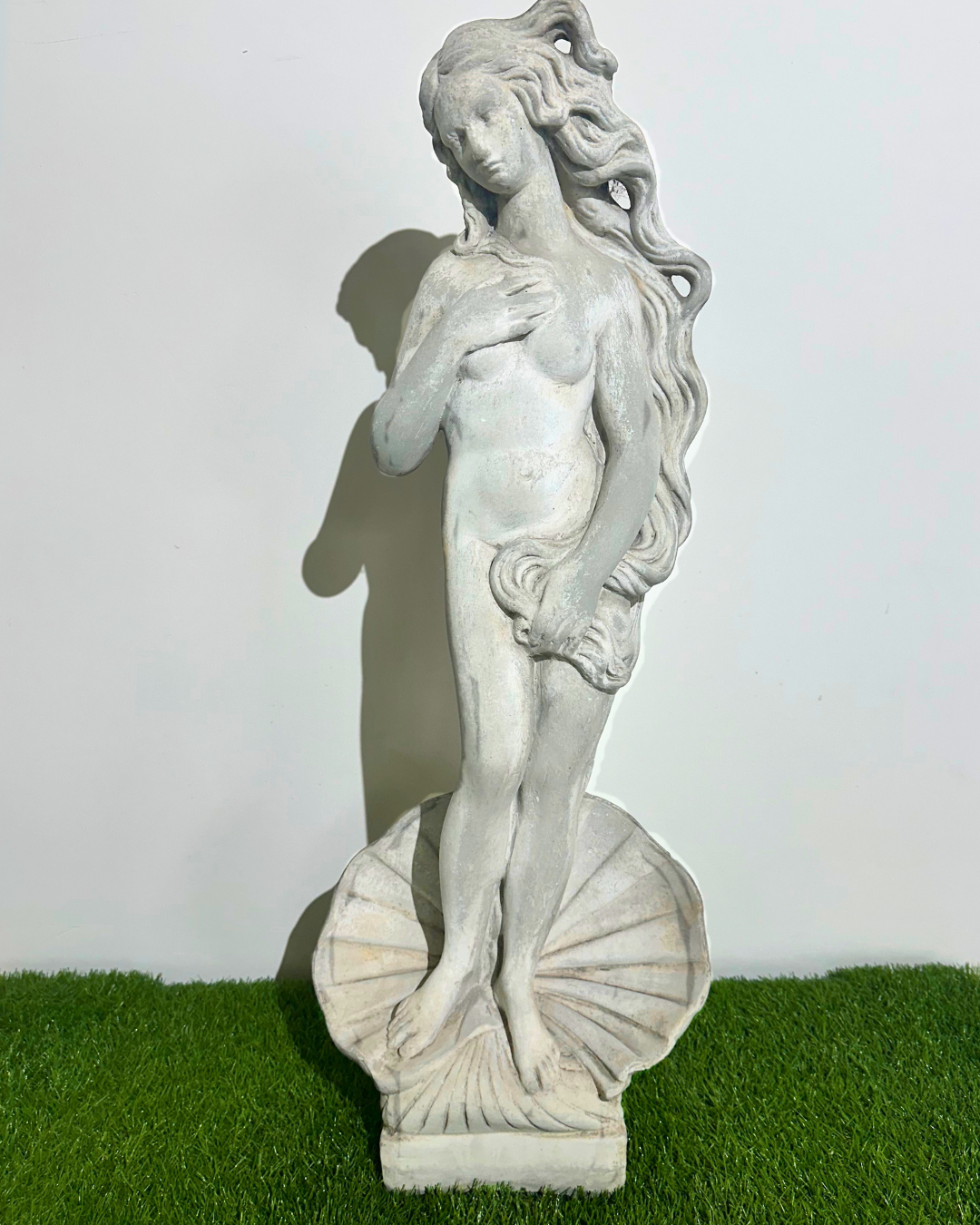 Skulptur „Venus auf der Muschel“ – Göttin der Schönheit für deinen Garten