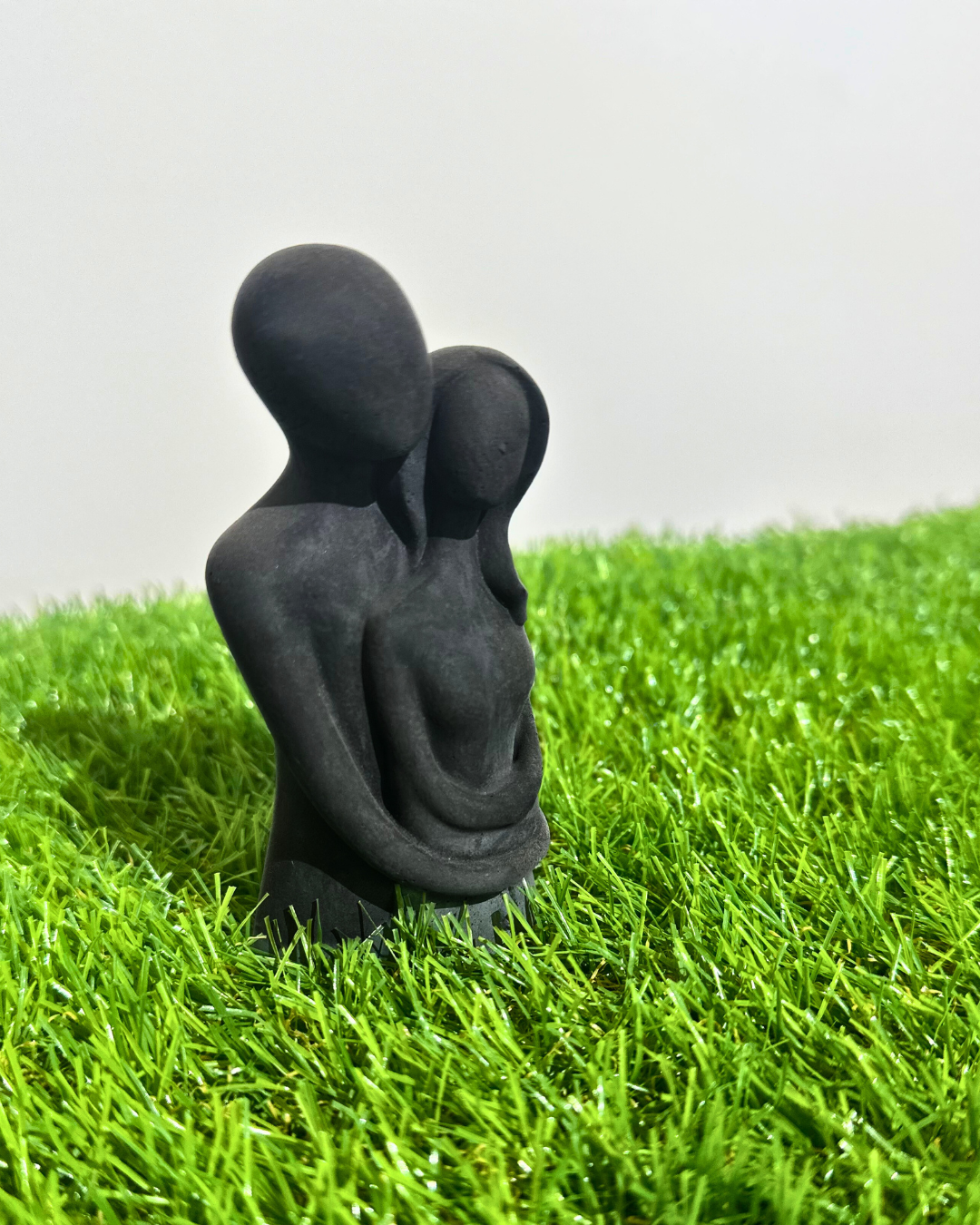 Umarmendes Pärchen - Eine Skulptur der Zweisamkeit