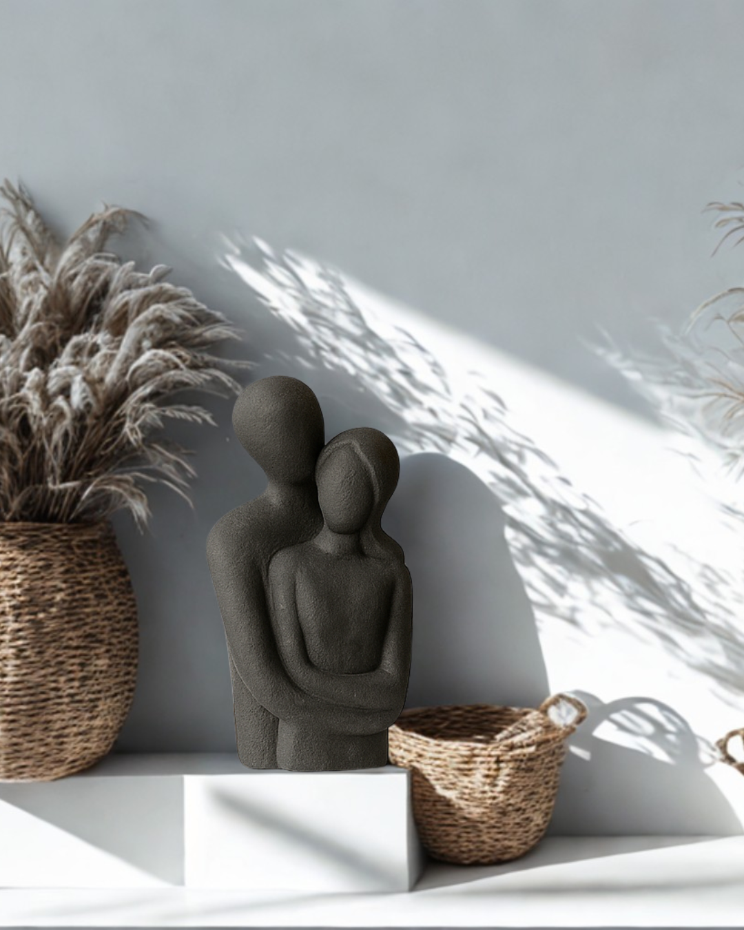 Handgefertigte Skulptur umarmendes Pärchen mattschwarzer Beton Liebesdekoration