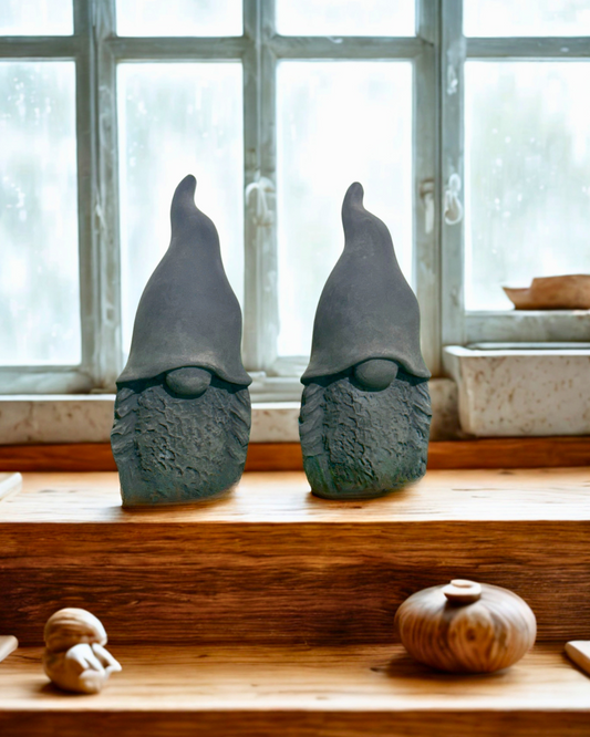 Mini-Wichtel „Finn & Fips“ – Die Hüter der Gemütlichkeit