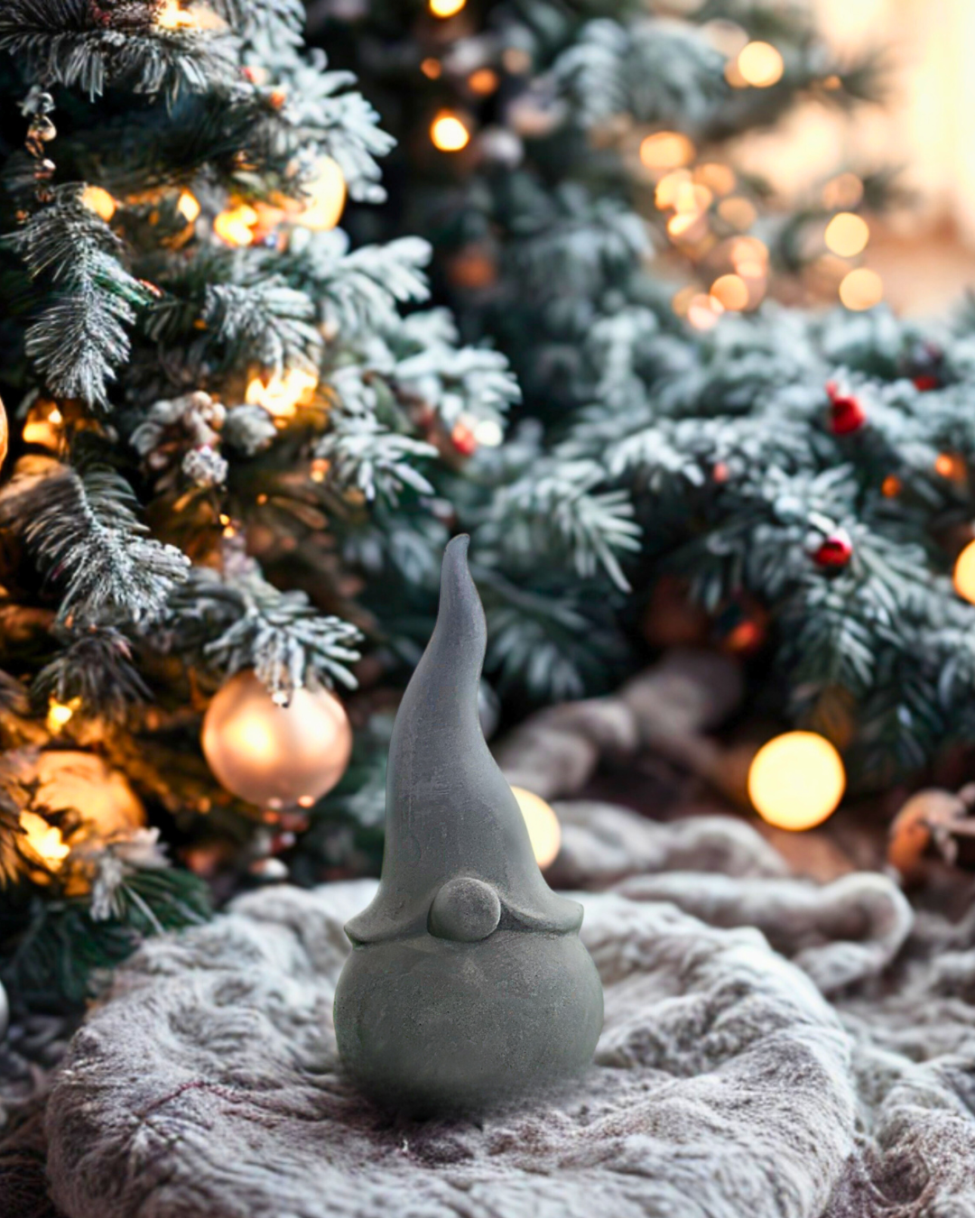 Wichtel „Norri“ – Der stille Charmeur mit Zipfelmütze